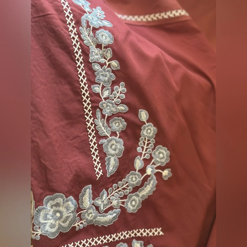Gimmicks by BKE Floral Embroidered Blouse - Picture 4 of 6